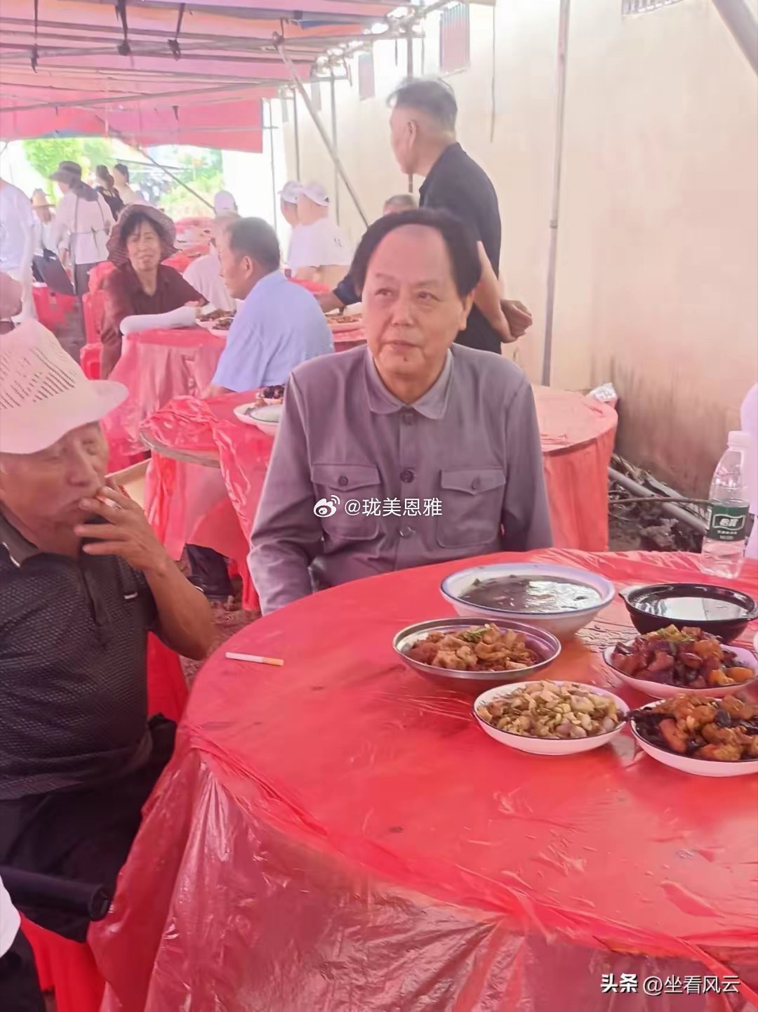 在农村吃大席，偶然发现一位特型演员！ 