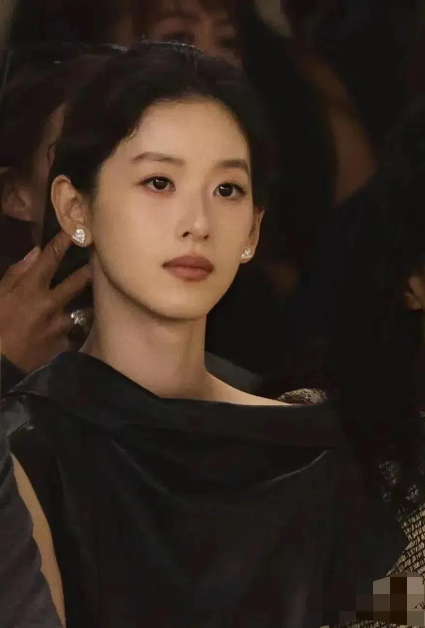 有没有感觉奶茶妹妹嫁给刘强东后，面相都变了
以前甜美可爱，现在冷酷高知，压迫感十