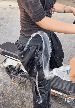 为什么要喝到嘴里在吐出来 直接拿着喷不好吗  谁知道![捂脸]