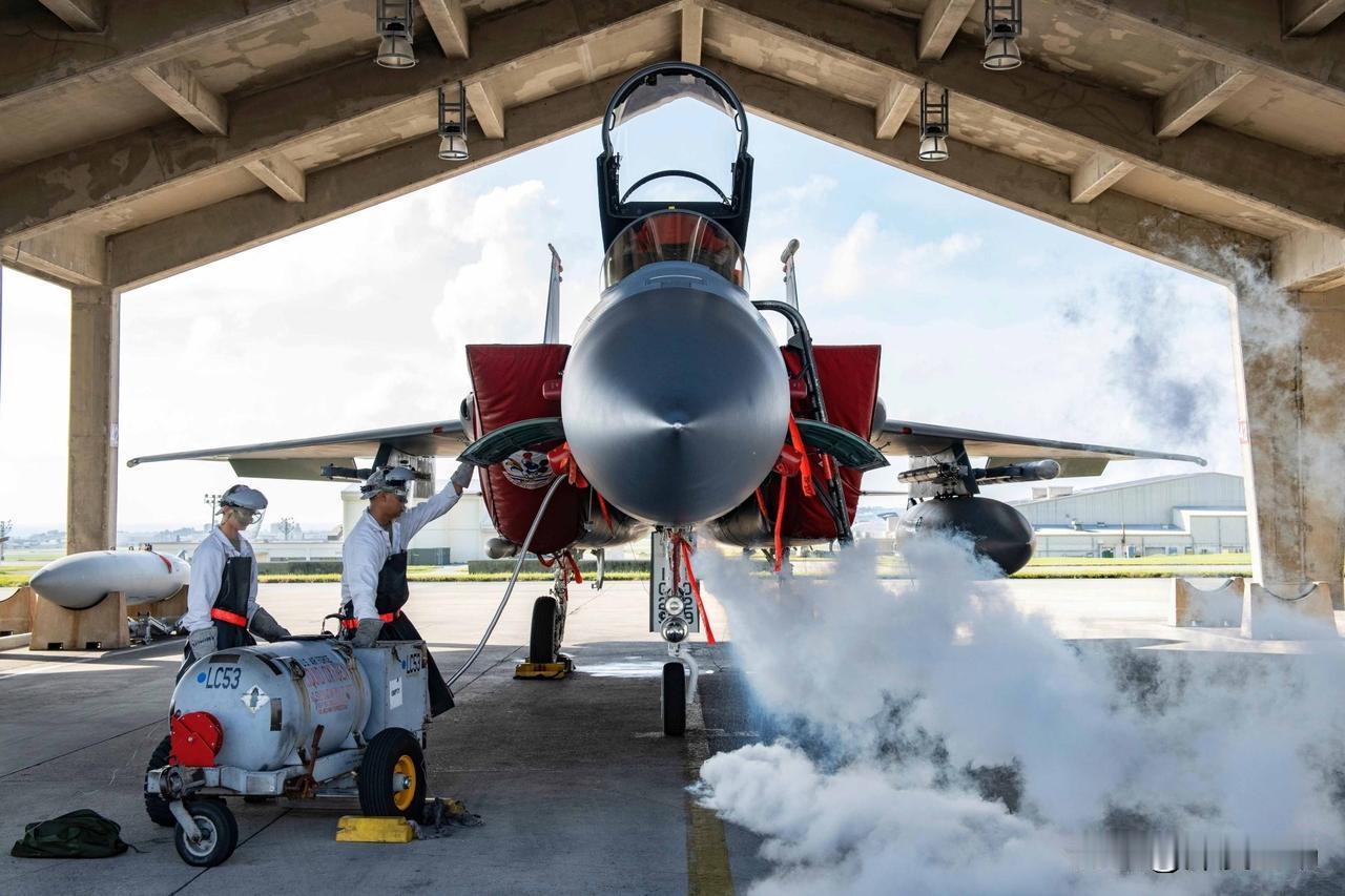 美军最新型F-15EX战机进入琉球群岛嘉手纳基地，号称四代半最强，就是冲着歼16