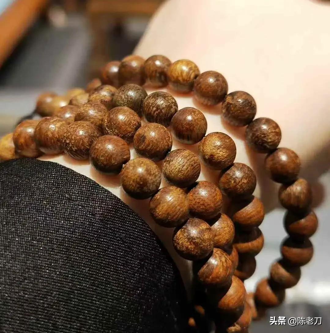 马云为啥痴迷沉香？2019年罗汉堂数字经济年会上，马云坐在后座，手里攥着串手串，