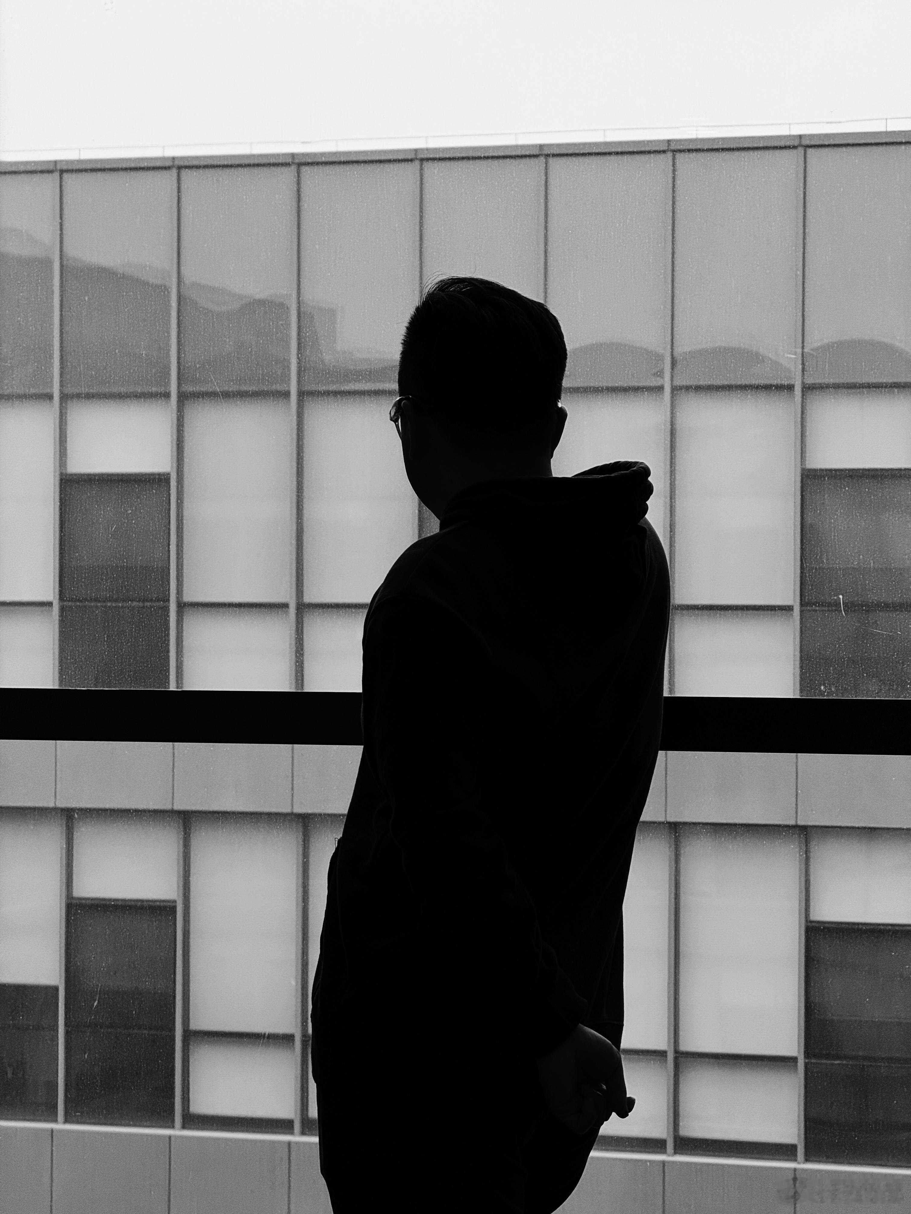 戴着Livis认真开会的男人真帅！ 理想AI眼镜Livis