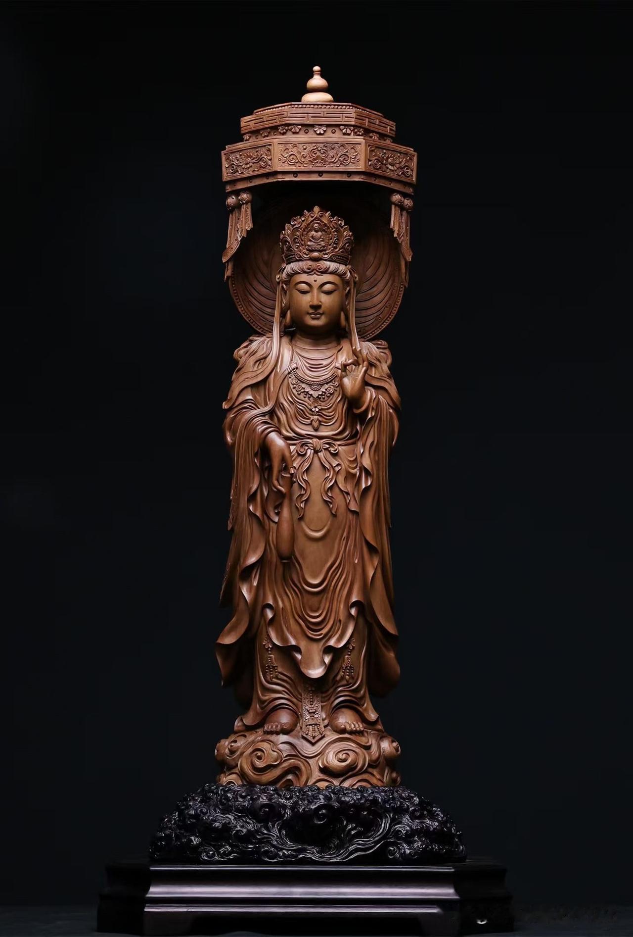 有些造像，一眼看过去，是“静”。

这尊宝盖观音，最难得的，不在繁，而在分寸。