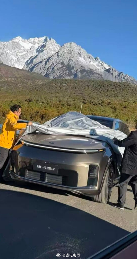 全新一代理想L9实车无伪装被抓拍到了这是在玉龙雪山这边拍宣传片吧，实车确实大全新