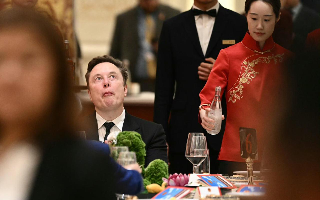 国宴上的水，应该是农夫山泉的玻璃瓶吧！