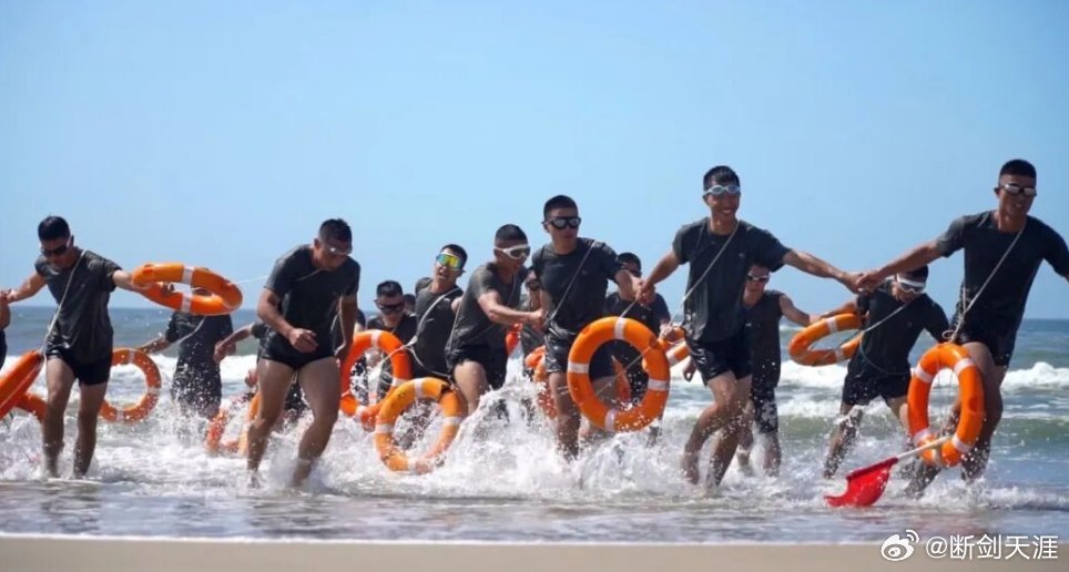 前线熄灯号军营晚点名人民前线 从青涩到坚韧，每一步都刻着成长的印记。晚安