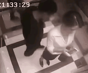 电梯里，白衣女子这两个动作一气呵成，非常流畅，太漂亮了，超赞！