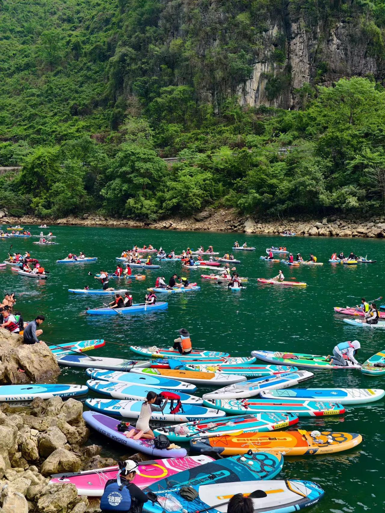 这个五一广西火出圈了，蓝刀鱼风暴、德天瀑布、方特东盟神画，各种小吃，先收藏起来，