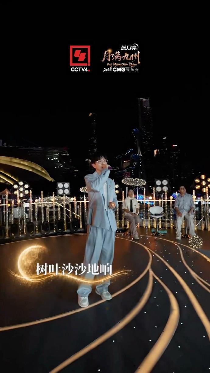 胡夏月亮舞台整场舞台充满诗情画意，从掌心托起圆月的创意开场就抓住眼球，搭配深情细