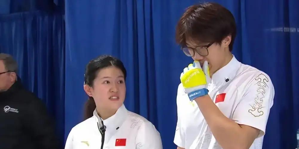 冰壶赛场上最吵的运动，竟然被这对中国组合用“绝对沉默”颠覆了。
他们赢球时，全场