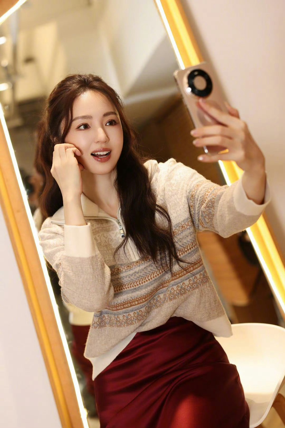 上一天班筋疲力竭看见董璇满血复活 笑的太迷人啦！ 