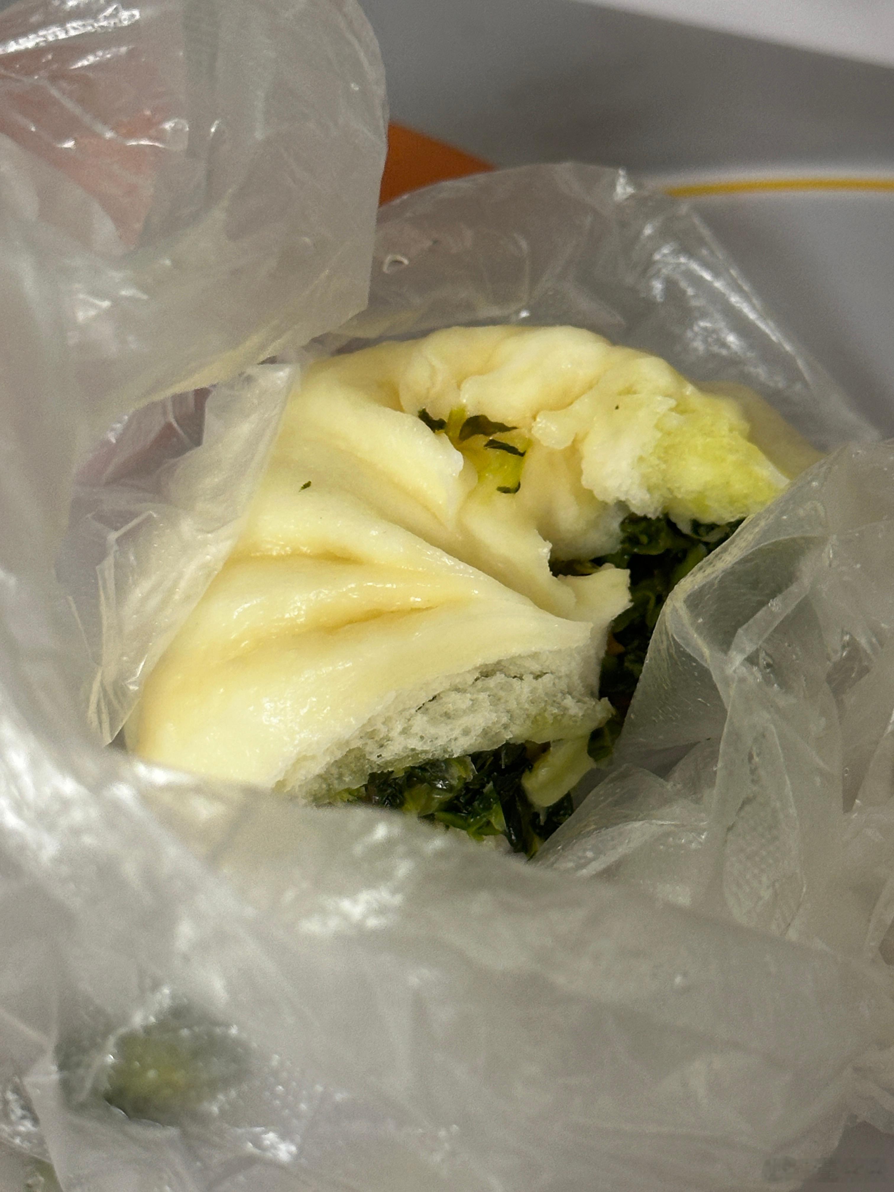 🍀喉咙痛到动脖子都疼早晨这包子才吃了一半每咽一口都要挤眉弄眼做好心理建设半天，