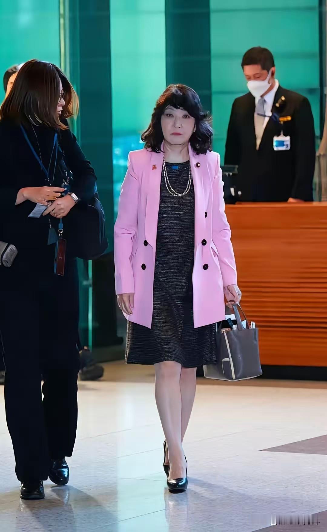 口气不小，不怕风大闪了舌头
日本财政大臣片山皋月12号对东方大国发出威胁，要求东