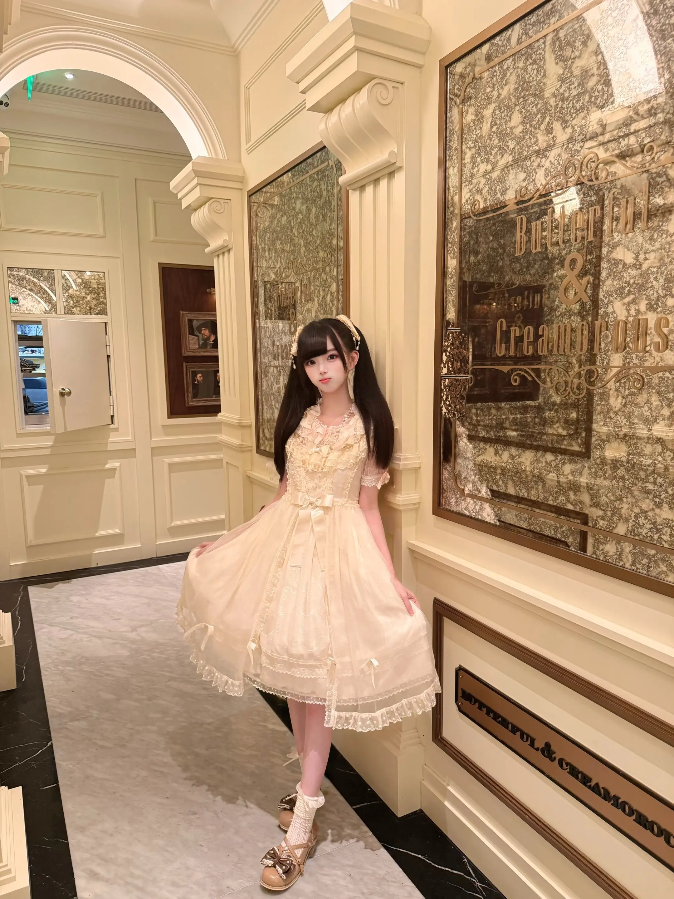 我本来想今年结婚的 但是我跑到民政局排了一天的队 他告诉我结婚要两个人...