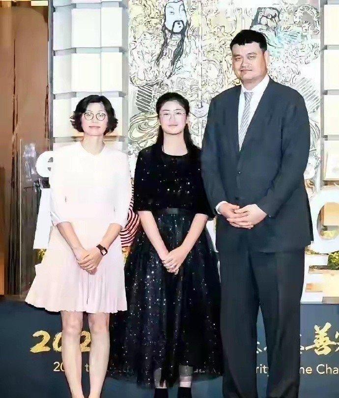 这种基因太强大了，
细数姚明祖辈身高，
到女儿姚沁蕾现在近2米，
姚明：2.26