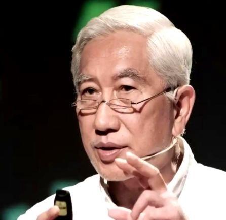 清华一个教授曾经的话，听得我后背发凉。他说，满大街的无人车，餐厅里晃悠的送餐机器