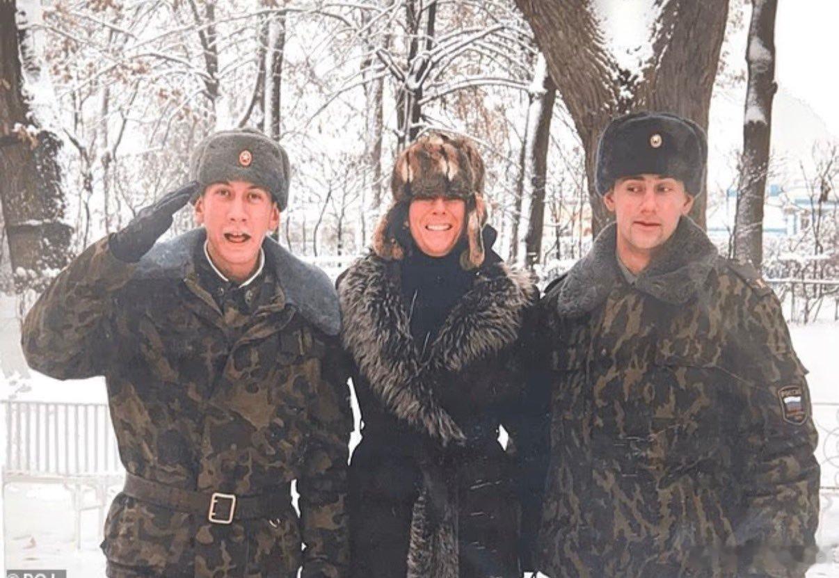 英国《每日电讯报》报道称：“爱泼斯坦的性帝国是‘克格勃的美人计’：恋童癖金融家在