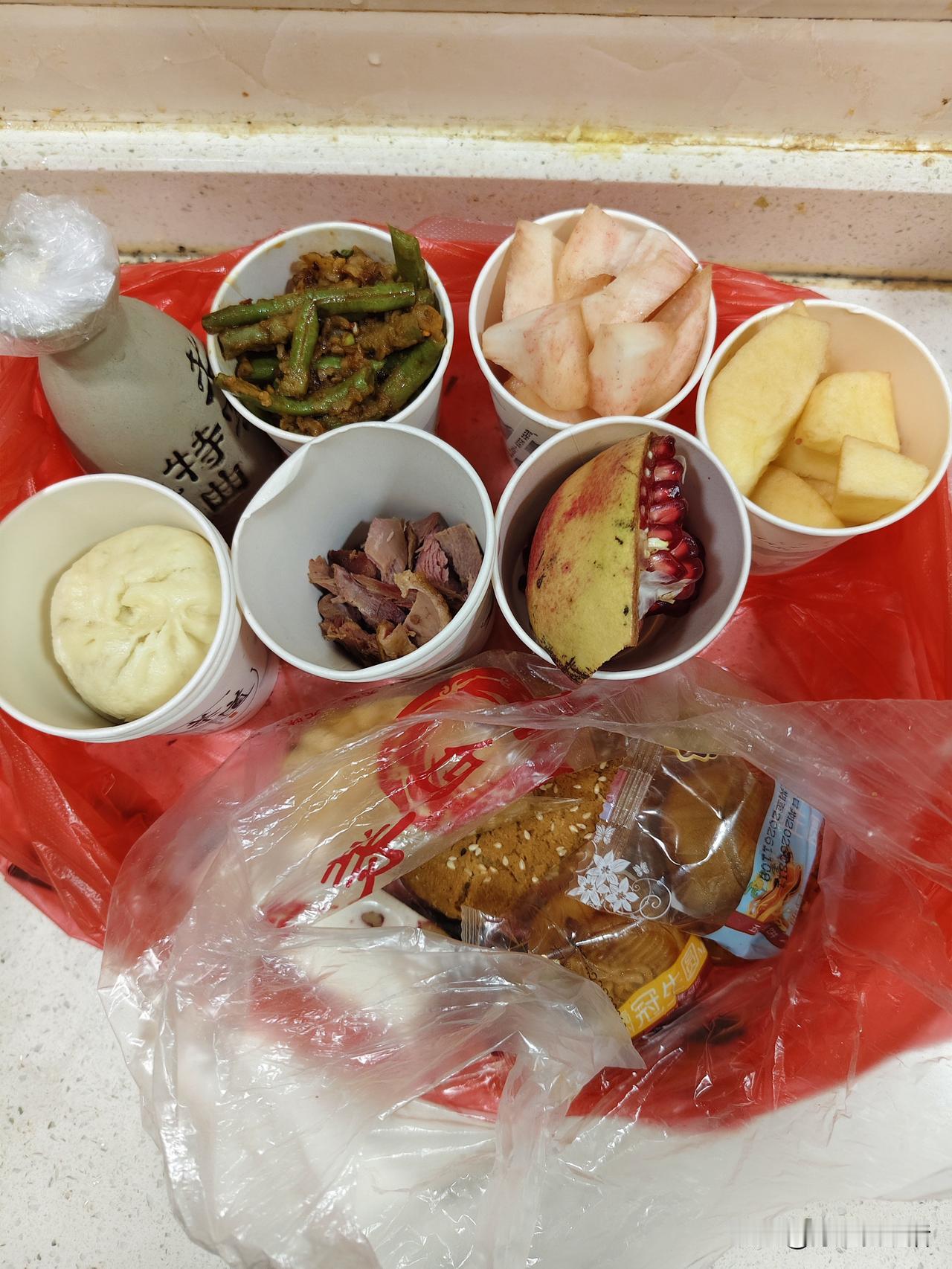 中元节，你思念谁，便会去祭拜谁。
昨晚我祭拜了父母，今早凌晨，我清晰地梦见了父亲