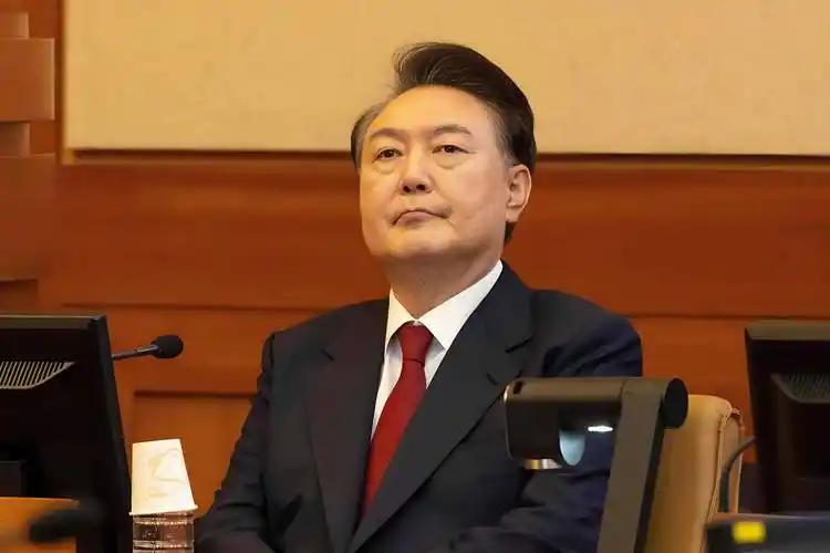 李在明手握铁证，用法律这把刀，把尹锡悦死死钉在30年刑期上。

麻烦看官老爷们右