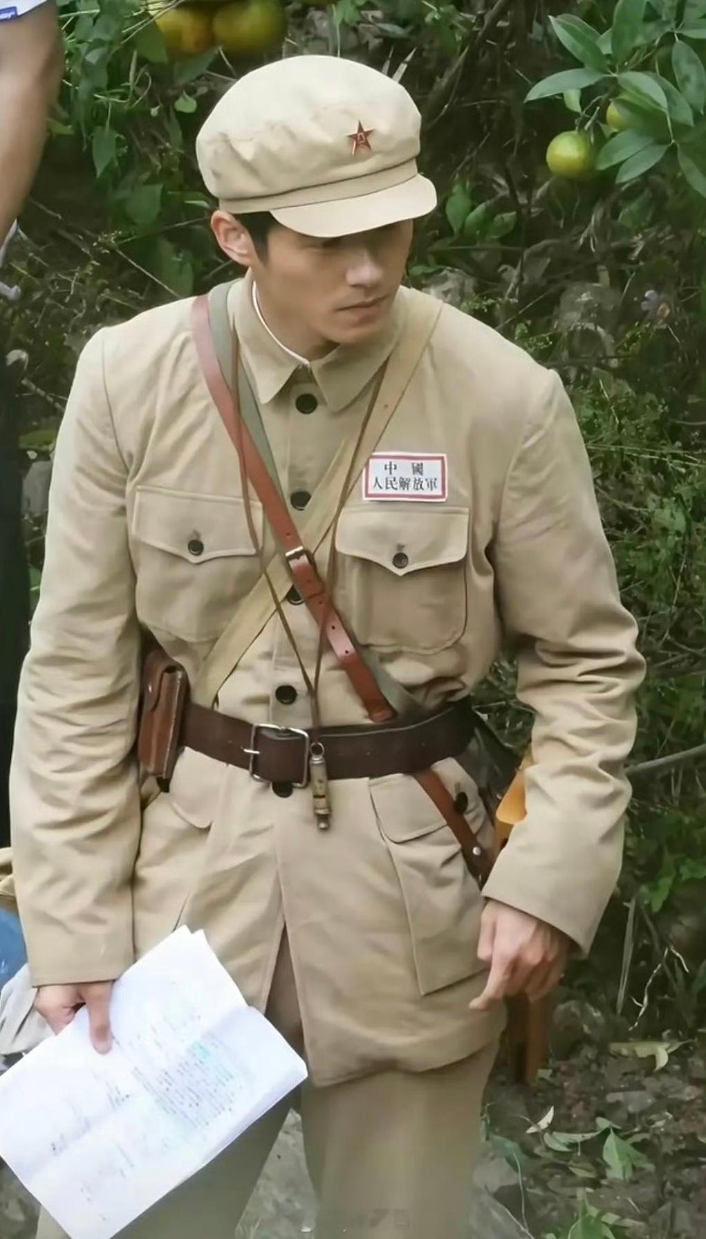 刘昊然得闲谨制的路透造型 可惜被剪了 