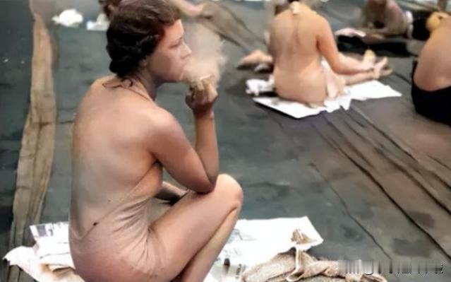 1908年，美国纽约的街头，女人正优雅地吸着香烟，烟雾缭绕之间，享受着片刻的自由