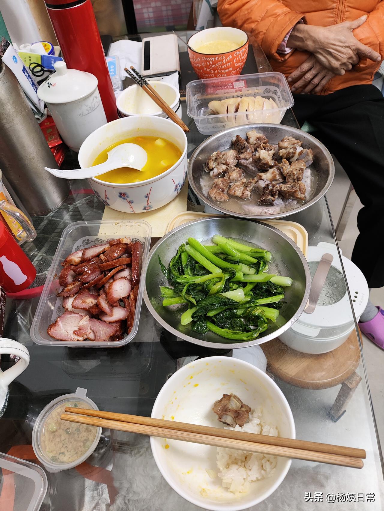 两个七十多的岁广东老人真能吃，还不是男的，是女的，两个人一餐吃3个肉，一个菜，还