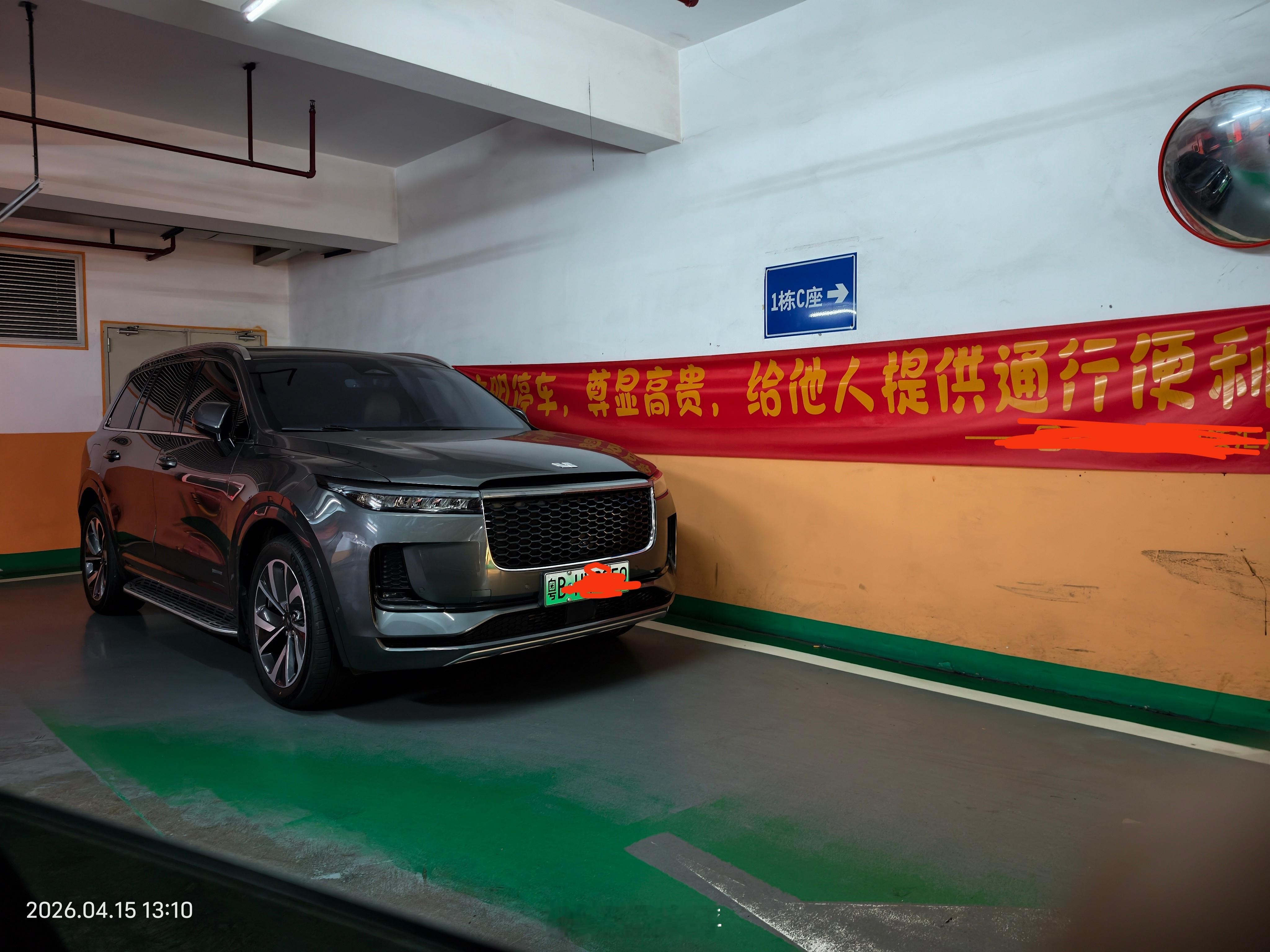 一直以为刷网上短视频是故意摆拍黑这品牌，直到今天下车库，明明车库贴了那么大的横幅