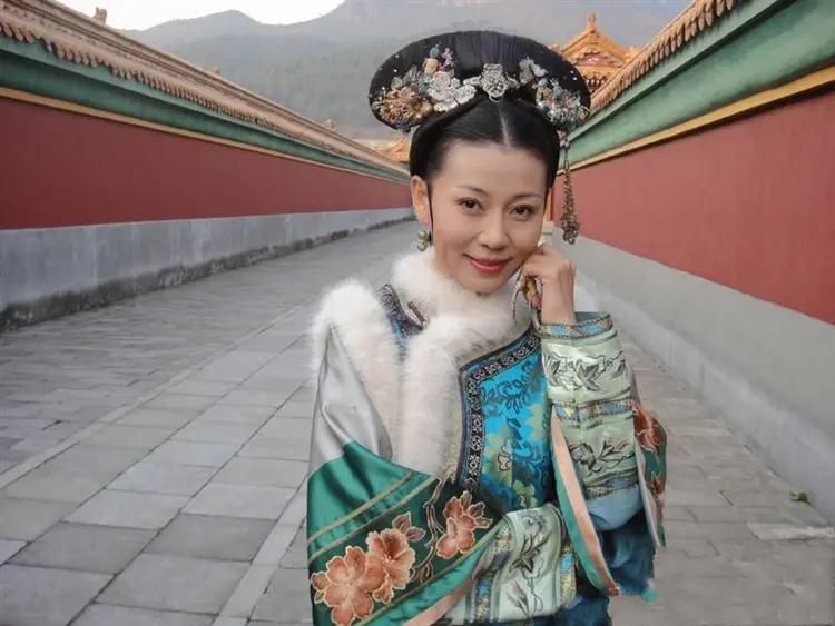 2012年，演员张晓龙曾回忆，当年参加艺考时，在练功房偶然看见一个特别漂亮的女孩