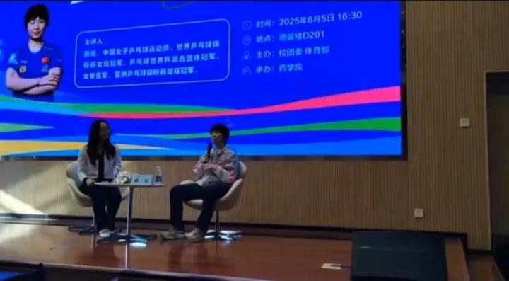 久经沙场的蒯曼给家乡的高考考生送寄语[赞]。
蒯曼在南京参加活动，当被问及给即将