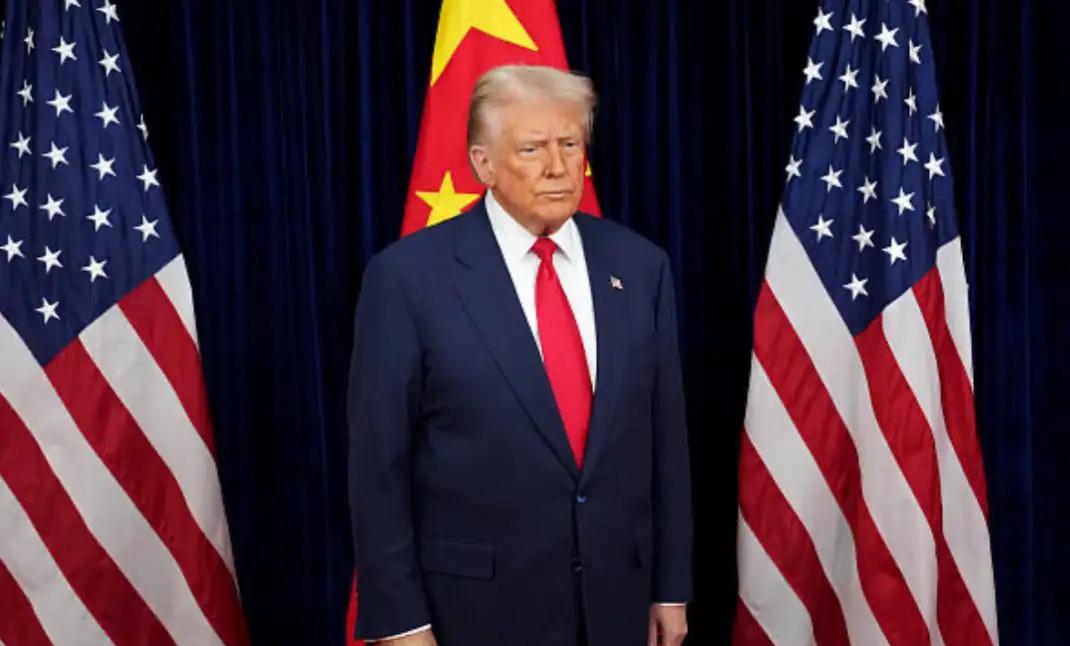 美国媒体拍摄的特朗普在中美会晤时的照片，特朗普站在红旗下，还系着红领带，表情有些