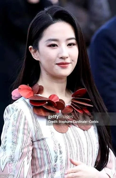 网友放出了刘亦菲看秀的生图和精修图 其实还好吧挺美的 