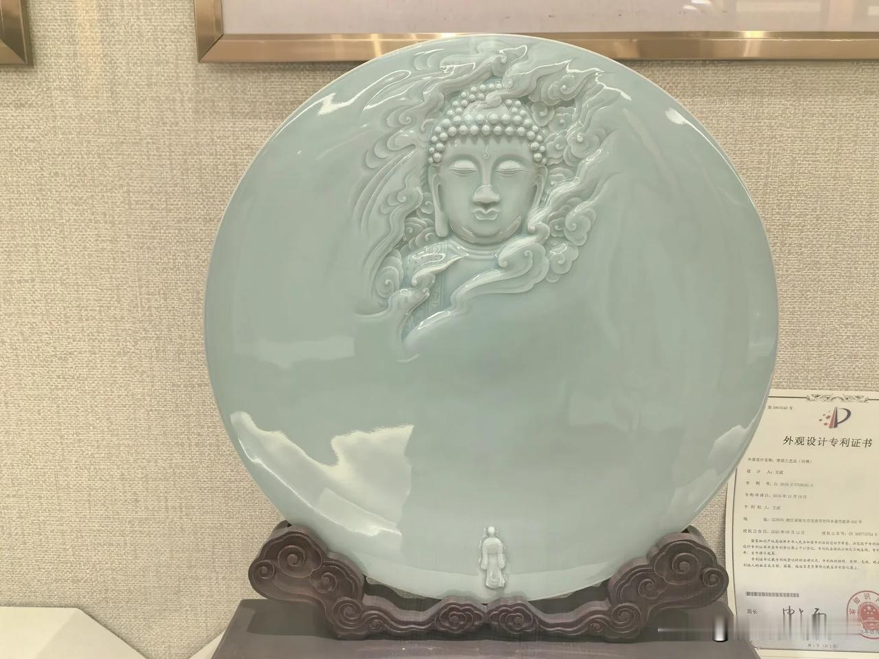 看到一件作品，叫“问佛，我让AI加了一个佛手印。
本来我想让它加一个大无畏印，它