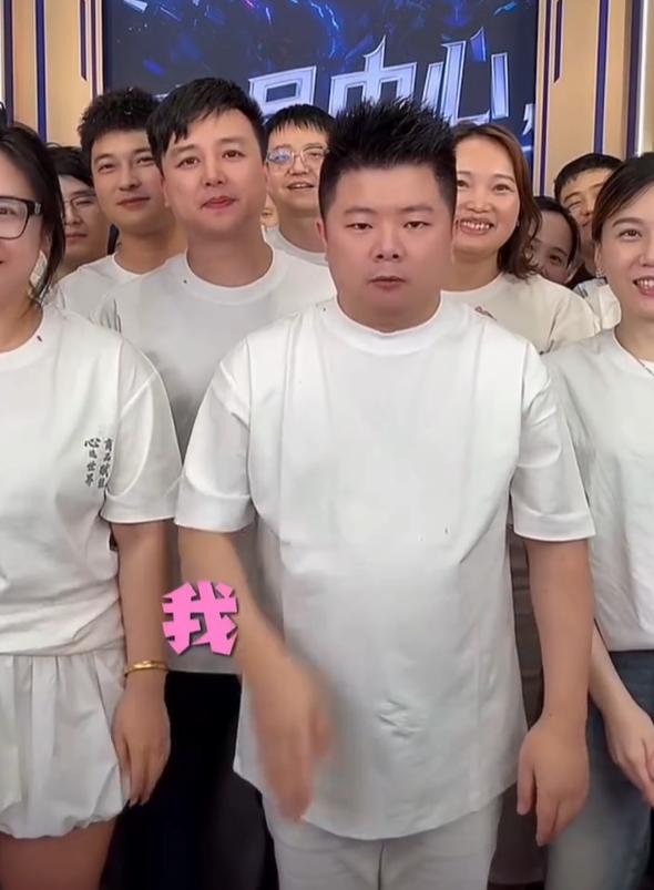 这是互联网黑社会吗？
辛巴这波操作，简直刷新下限！
直播开骂，悬赏百万。
公然征