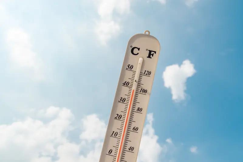 北方局地地表温度超60℃，这简直就是“太上老君的炼丹炉”啊！走在户外，感觉鞋底都