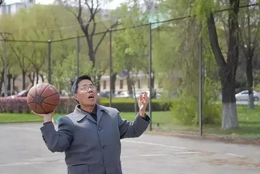 2000年，哈尔滨一名26岁男子的心脏被成功移植给57岁的杨孟勇，然而杨孟勇出院