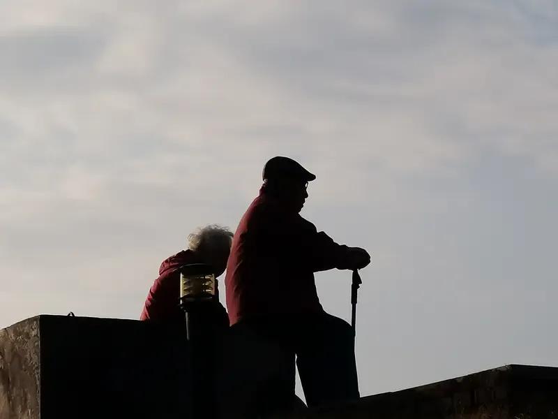 一声哭喊来人间，
忙忙碌碌三万天。
若问人间啥滋味，
没齿夫妻爱更甜。
[大笑]