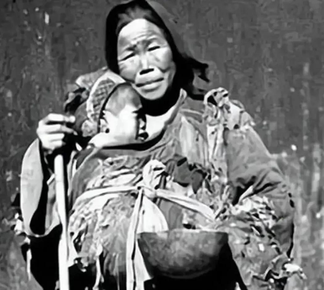 1939年，一女子为躲避敌人的抓捕，抱着八个月大的婴儿在深山里狂奔，眼看敌人要追