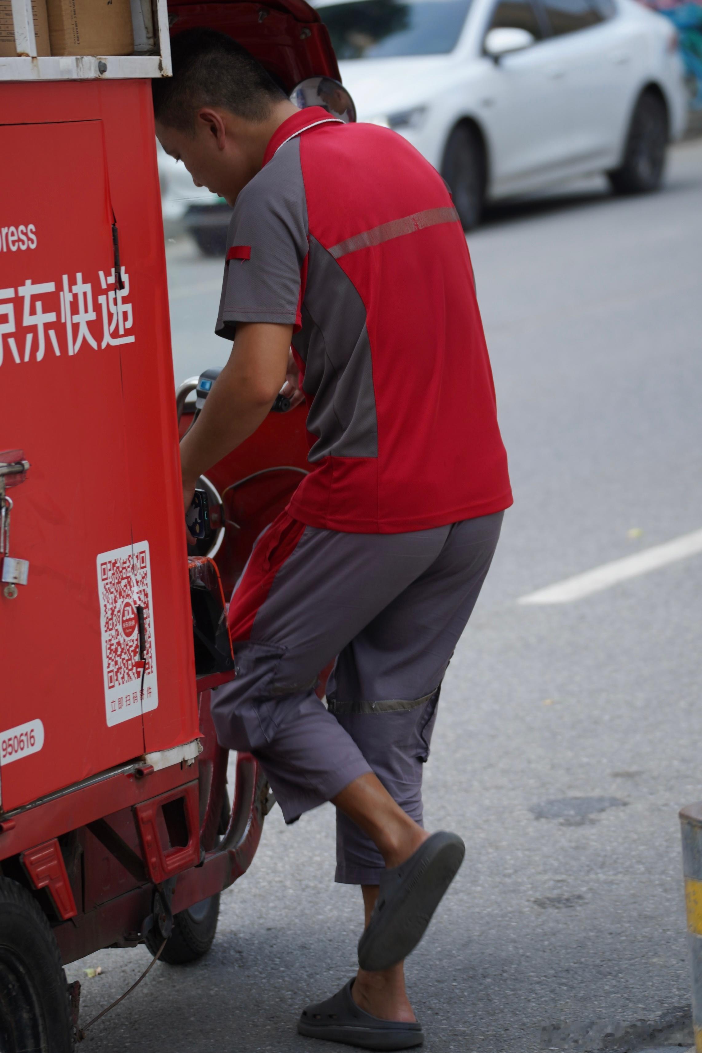 JD 小哥三步并作两步冲进三轮车🛺 