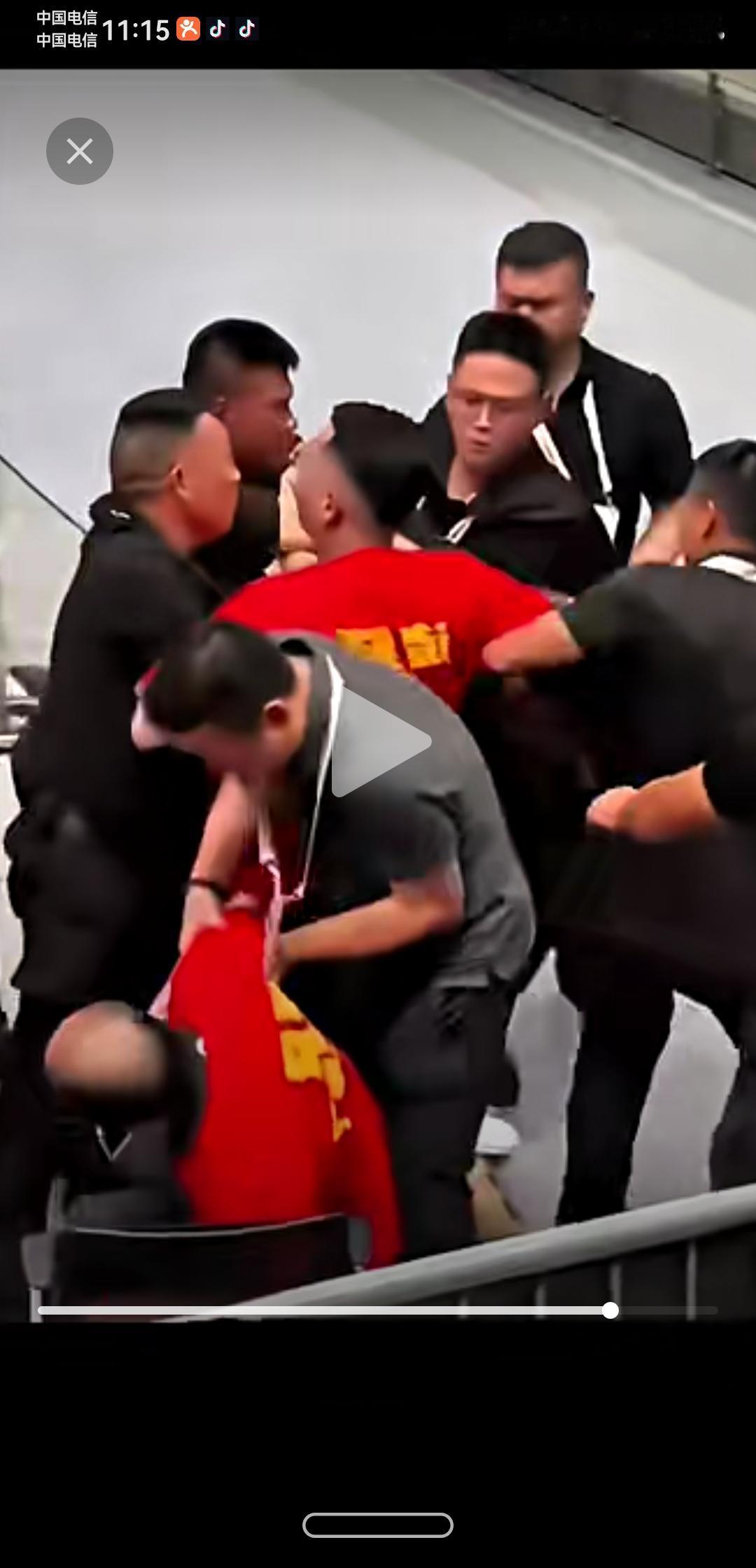 糟了，杨瀚森被球砸了，事情发生在昨天晚上中国队对黎巴嫩的比赛，关键时候出现了戏剧