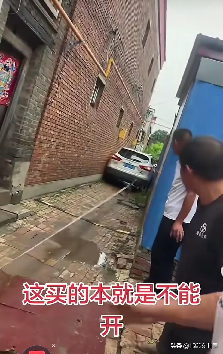 真是高手在民间！这么窄的巷子也敢开车过？
近日有网友发视频显示，一辆白色轿车卡在