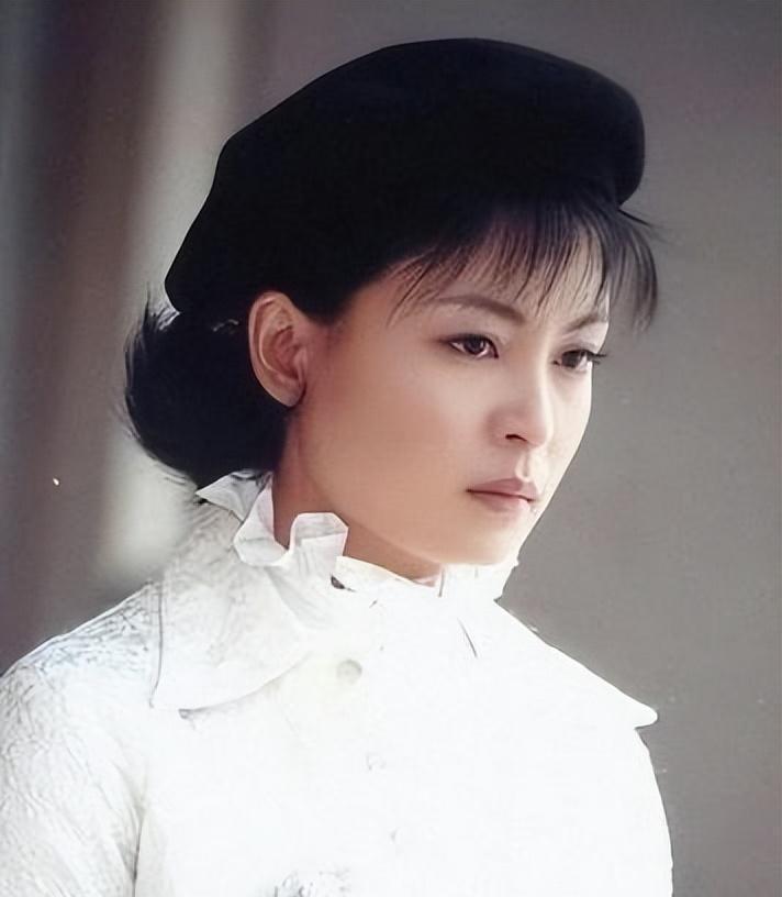 女演员嫁给大44岁的老艺术家，如今91岁的丈夫垂垂老矣，47岁的她却依旧明艳动人
