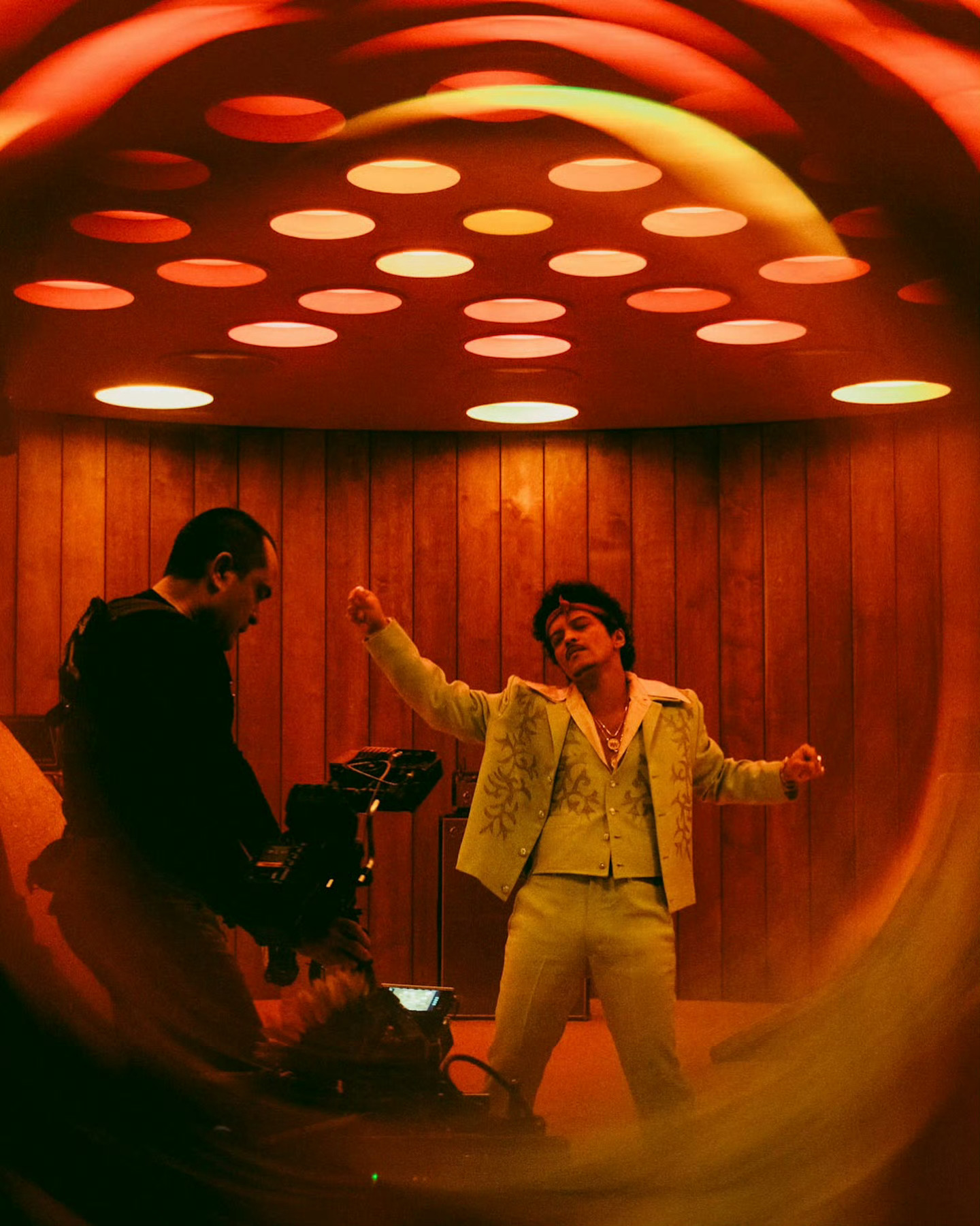 Bruno Mars 发布回归首单「I Just Might」MV拍摄幕后花絮照