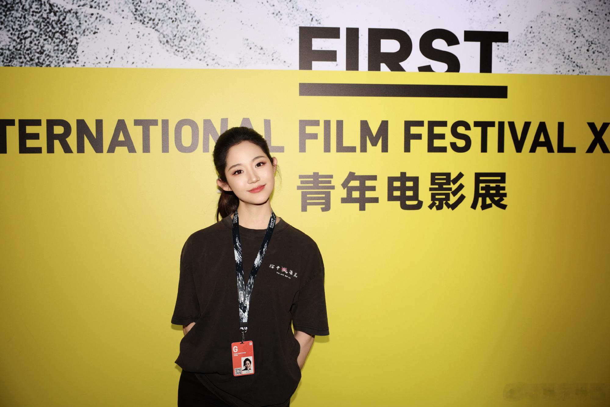 万千惠第一次以演员身份走红毯万千惠带作品走电影节红毯了万千惠 FIRST 红毯杀