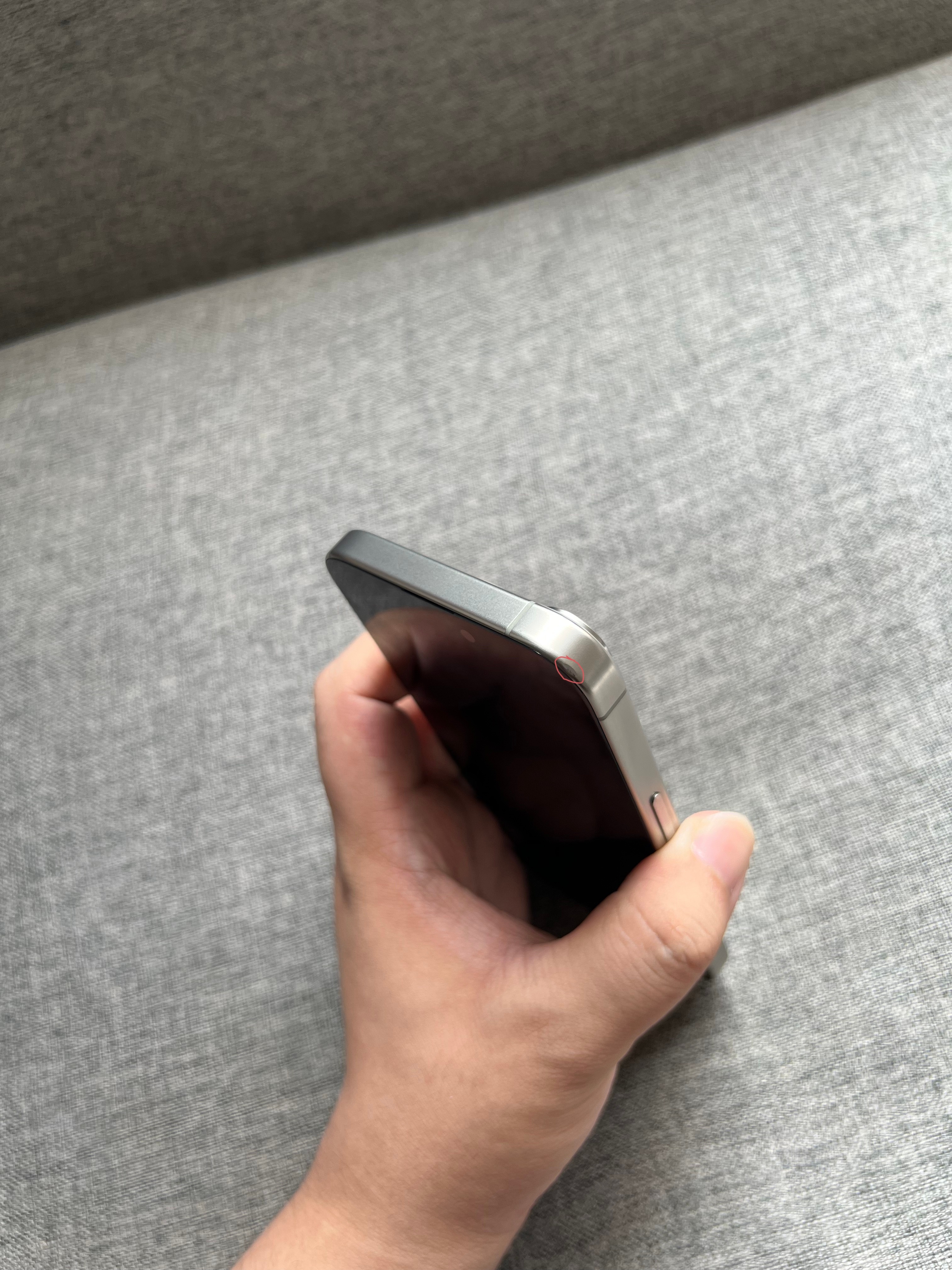 国行iPhone15 Pro 扩容1TB 原色，屏幕小划痕，中框小磕碰，🔋效率