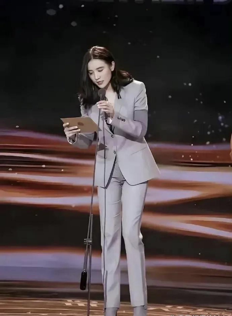 同样的衣服，别人穿就被夸飒，张蕾穿火上热搜，有什么区别吗？ ​​​