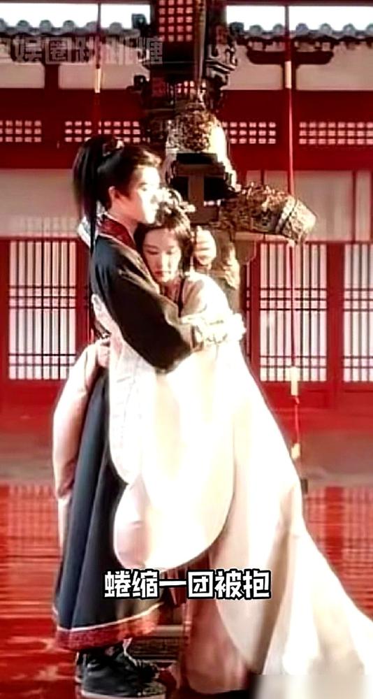 陈都灵有个称号，叫木头美人。
很多人说她演戏，肢体僵硬，眼神呆滞。

但在一部戏