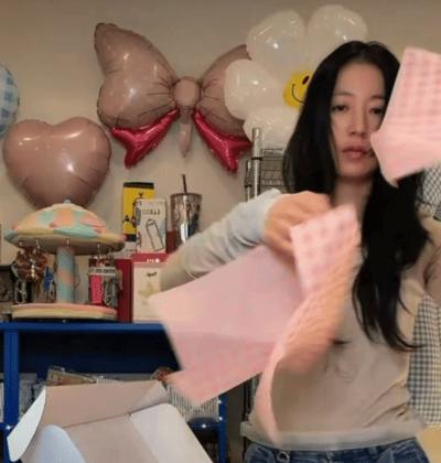 周雨彤新年就这样手搓盲勺 谁懂啊！新年来手搓盲勺啦～亲手打包礼盒，搭配礼物时的专