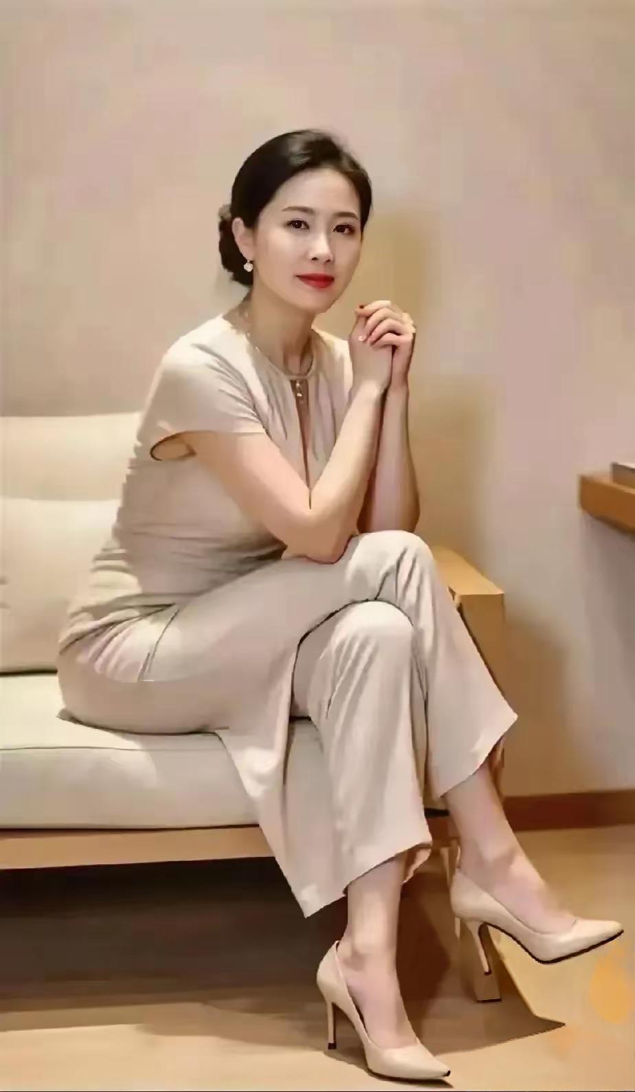 优雅坐垫，时尚穿搭，精致生活