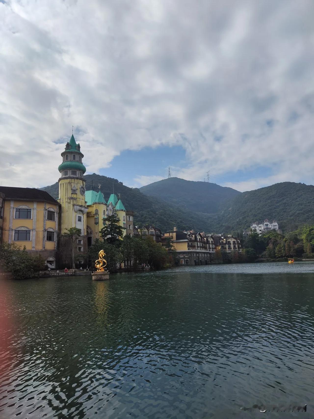 深圳华侨城茶溪谷和大华兴寺
这两地方都免门票，即使今天是周末，人也不算太多，风景