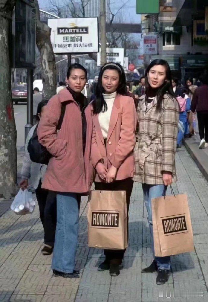 1995，当时上海的穿搭。  ```. 